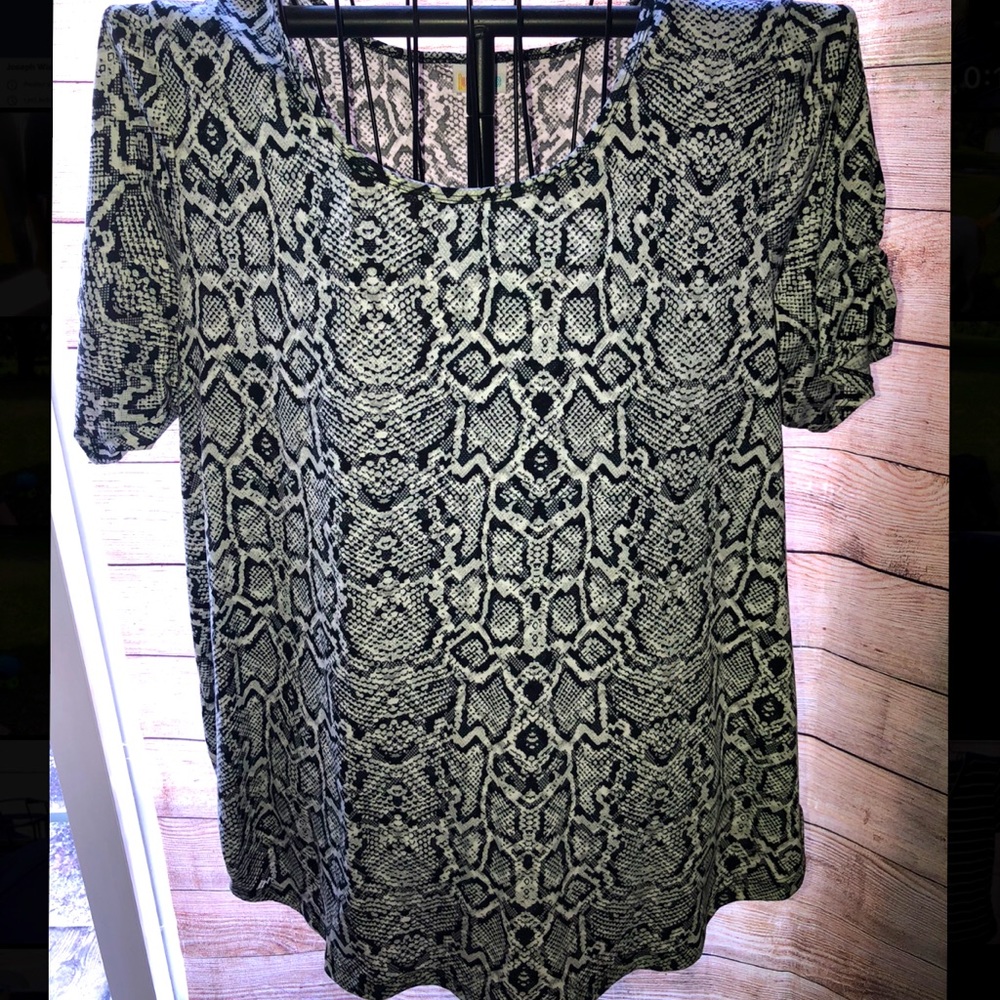 🌸Lularoe Snake Skin Shirt🌸